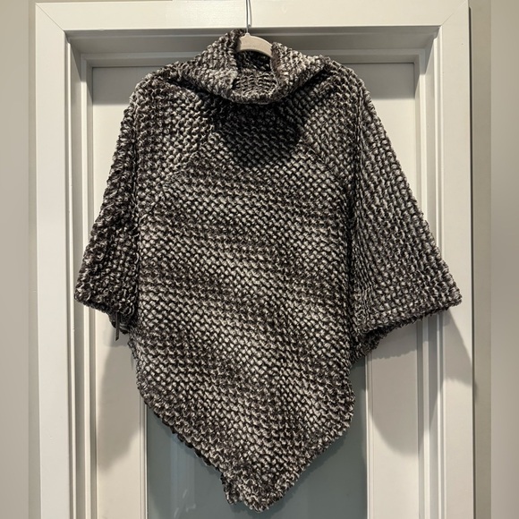 NWT JOHNSTON & MURPHY Faux Fur Reversible Poncho Gray, Cream One Size Cabincore - Picture 1 of 10